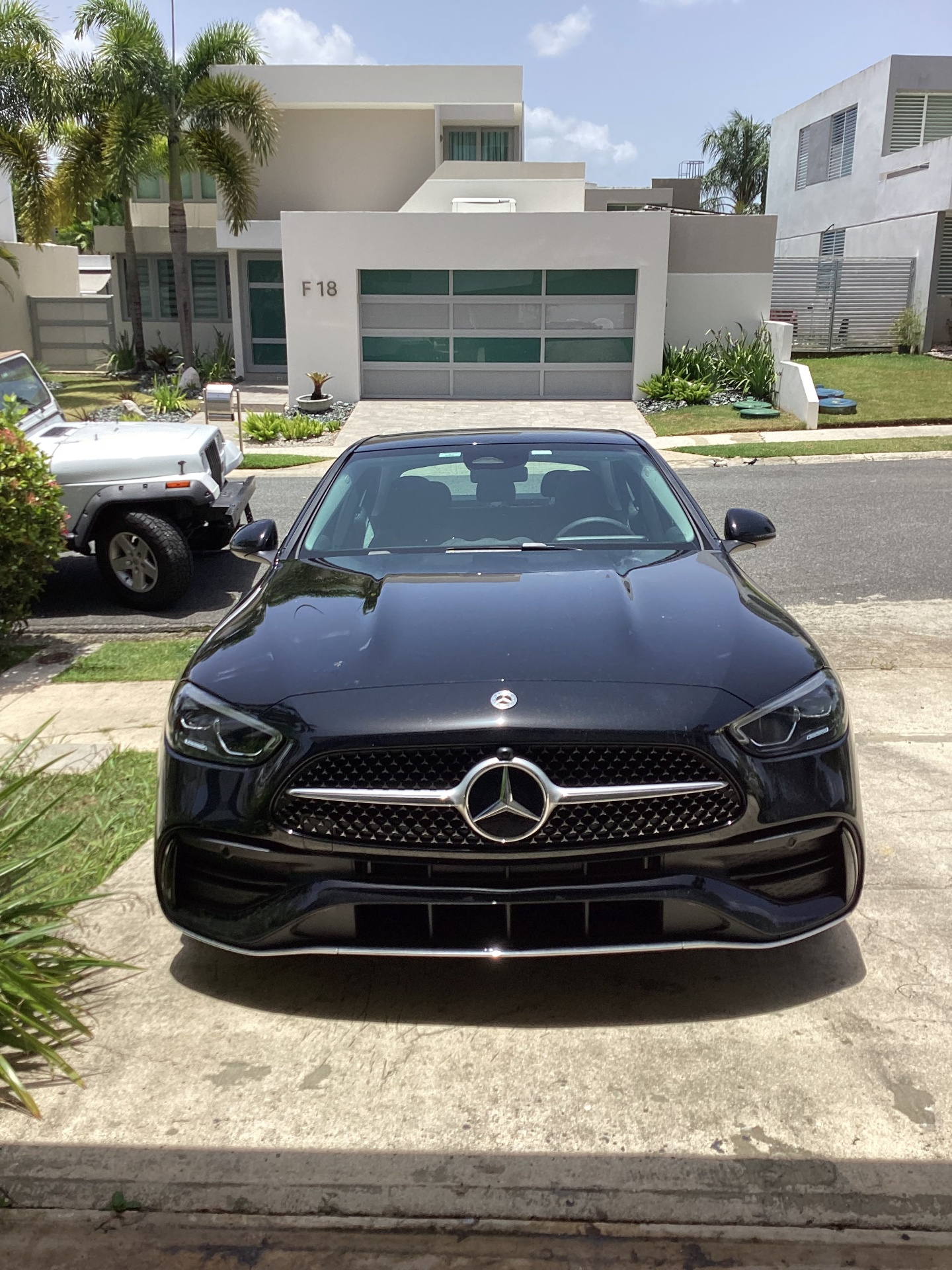 Mercedes negro detallado por Azocar Solutions en San Juan, Puerto Rico